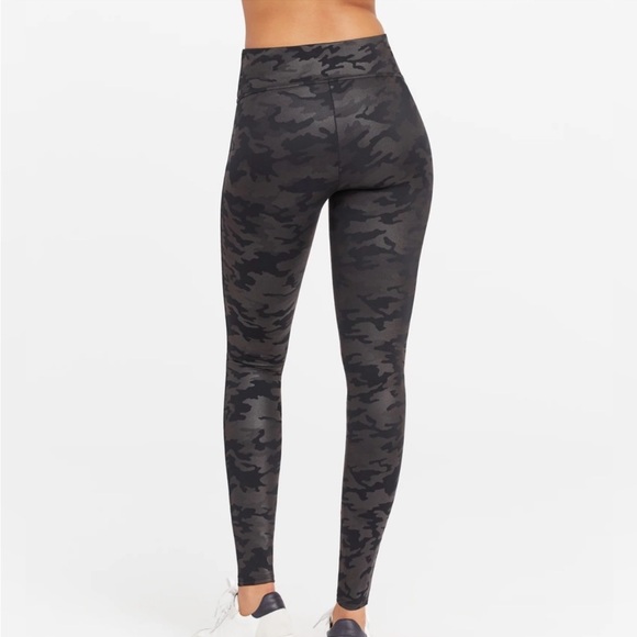 Spanx Faux Leather Camo Leggings Size Small - Picture 3 of 15